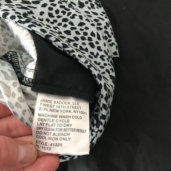 Jamie Sadock Skinnylicious Size Zip Blue & Black Animal Print Golf Shorts Size 8 - Picture 8 of 8